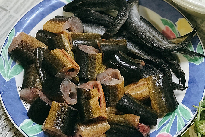Sơ chế lươn sạch bằng muối hạt và chanh để nấu cháo cho bé dưới 1 tuổi