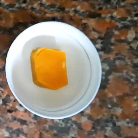 Sơ chế bí đỏ và hạt sen kỹ lưỡng cho món sữa bí đỏ hạt sen tăng cân