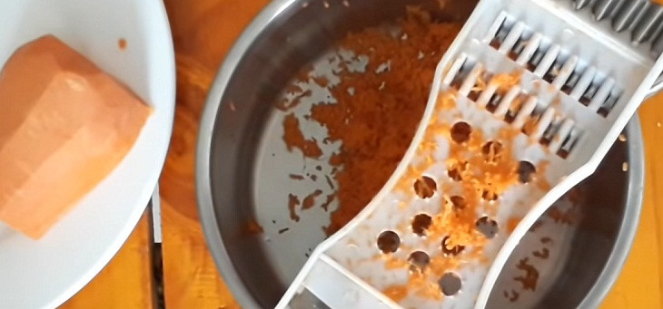 Sơ chế óc heo và cà rốt đúng cách để nấu cháo cho bé