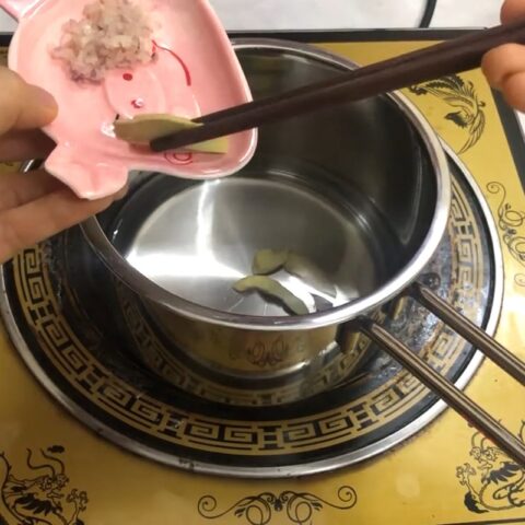 Sơ chế cá hồi và gừng cho cháo