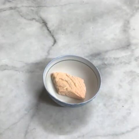 Luộc cá hồi với gừng