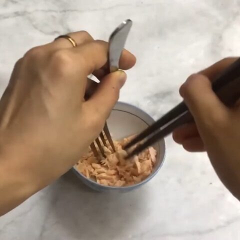 Tán nhuyễn thịt cá hồi cho cháo khoai lang