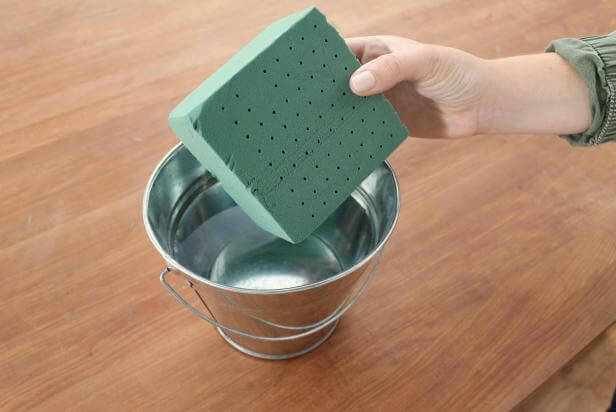 Sơ đồ các bước cắm hoa hồng trên mút xốp được đặt trong đĩa, hướng dẫn cách cắm hoa hồng từng bước một