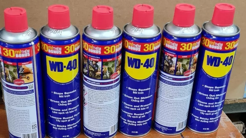 Sử dụng chai xịt WD-40 để loại bỏ kẹo cao su dính tóc