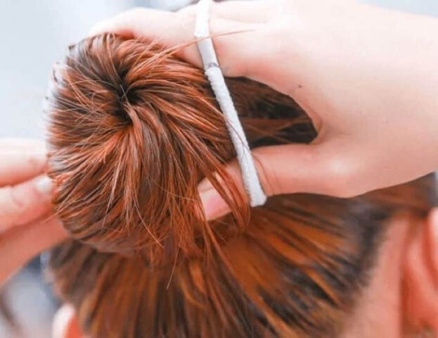Sử dụng dây chun để cố định các lọn tóc xoăn, bổ sung cho quy trình dùng máy uốn tóc tại nhà.
