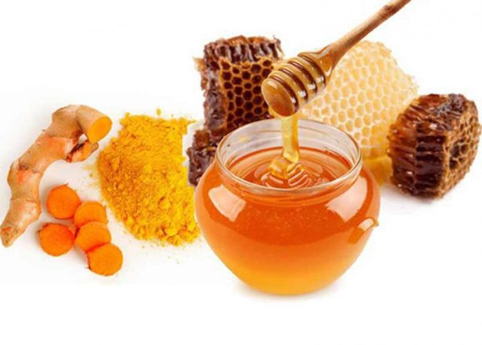 Sự kết hợp giữa mật ong và nghệ giúp hỗ trợ cách trị viêm họng cho bà bầu
