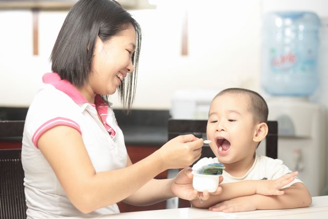 Sữa chua thơm ngon có nhiều lợi ích cho bé