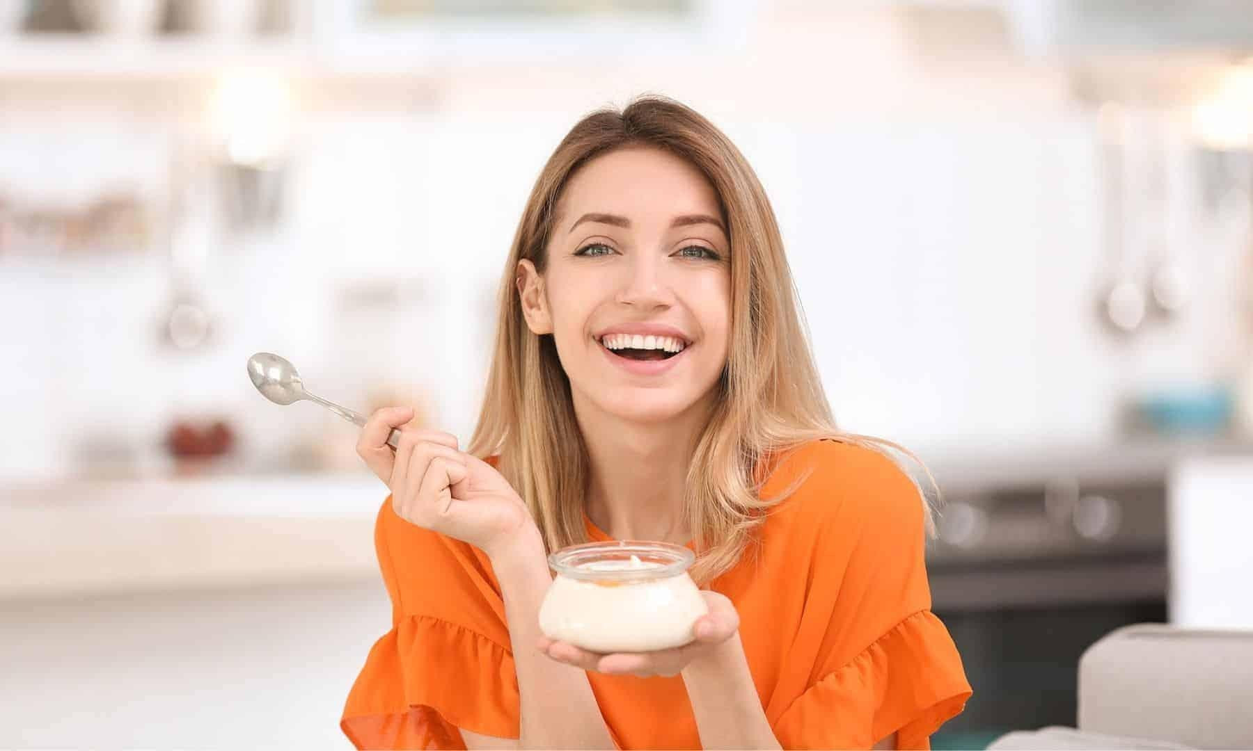 Sữa chua kết hợp trái cây, minh họa lợi ích tăng cường sức khỏe khi ăn đúng cách