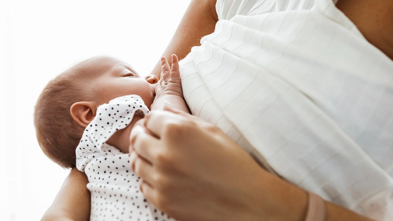 Sữa mẹ là nguồn dinh dưỡng quý giá cho bé, hâm nóng đúng cách giữ trọn vẹn dưỡng chất.