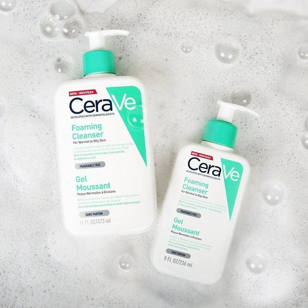 Sữa rửa mặt CeraVe Foaming Cleanser trong tay, kết cấu dạng gel