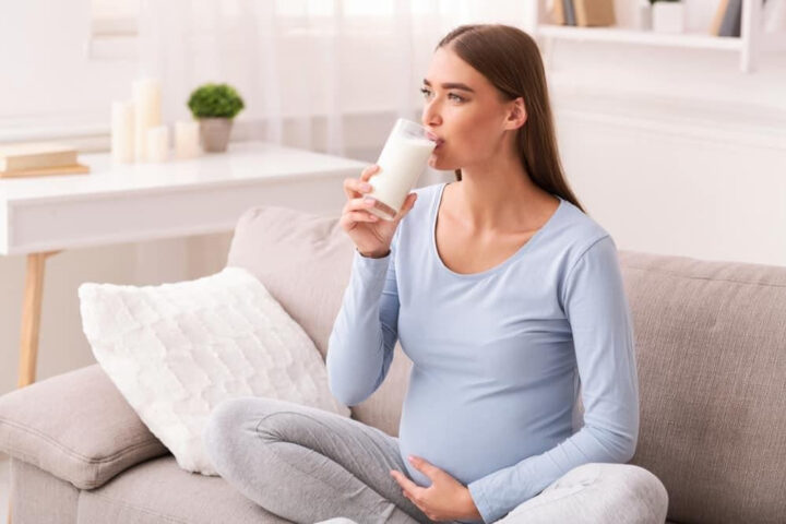 Sữa tươi ít béo cung cấp canxi và protein cho bà bầu