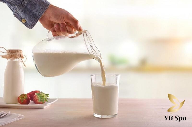 Sữa tươi không đường và dâu tây tươi
