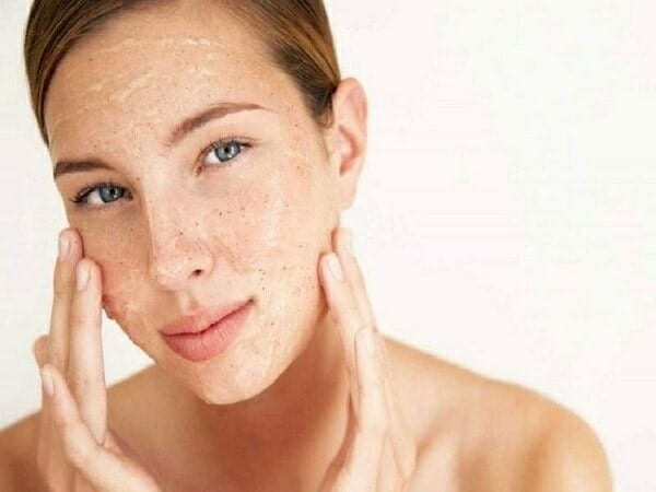 Tác hại của việc tẩy tế bào chết trên làn da khô và cách khắc phục
