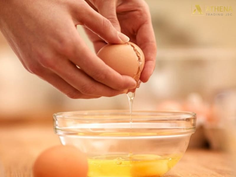 Tách lòng trắng trứng gà để làm mặt nạ dưỡng da tự nhiên