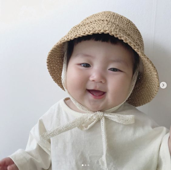 tải hình em bé dễ thương trong bữa ăn