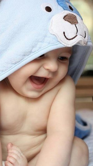 tải hình em bé dễ thương với biểu cảm ngạc nhiên