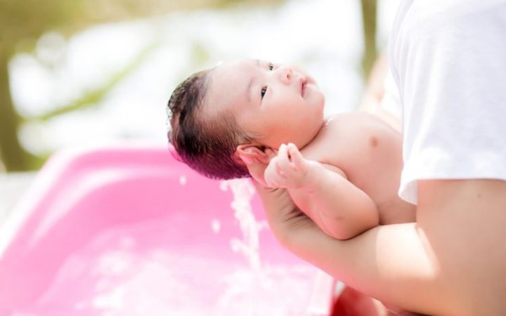 Tắm Bé Sơ Sinh Mấy Giờ: Hướng Dẫn Chi Tiết An Toàn & Khoa Học Tắm Bé Sơ Sinh Mấy Giờ: Hướng Dẫn Chi Tiết An Toàn & Khoa Học