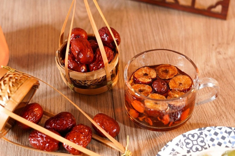 Táo đỏ và kỷ tử khô, hai loại thực phẩm bổ dưỡng nên ăn khi đến tháng giúp tăng cường sức khỏe.