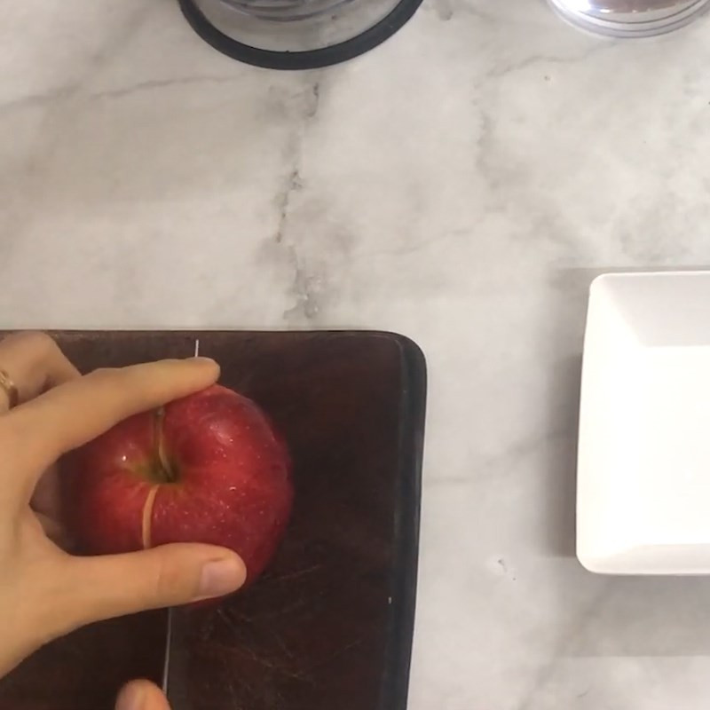 Táo gọt vỏ và cắt nhỏ trước khi xay nhuyễn để nấu cháo bánh mì cho bé