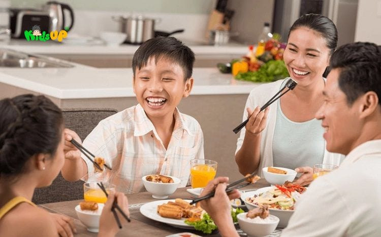 Tạo không khí vui vẻ, thoải mái giúp trẻ suy dinh dưỡng 4 tuổi ăn ngon miệng và hấp thu tốt hơn