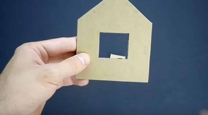 Tạo khung cửa sổ hình vuông trên bìa giấy carton cho ngôi nhà bằng giấy đơn giản
