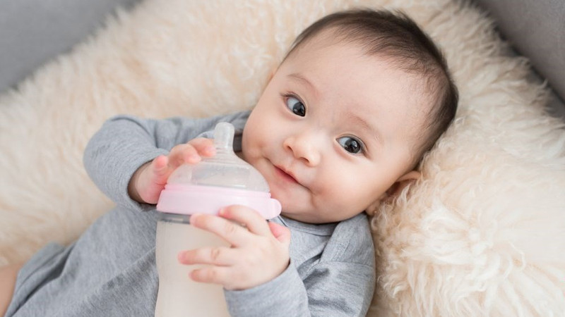 Tạo môi trường yên tĩnh giúp bé 8 tháng uống sữa dễ dàng hơn