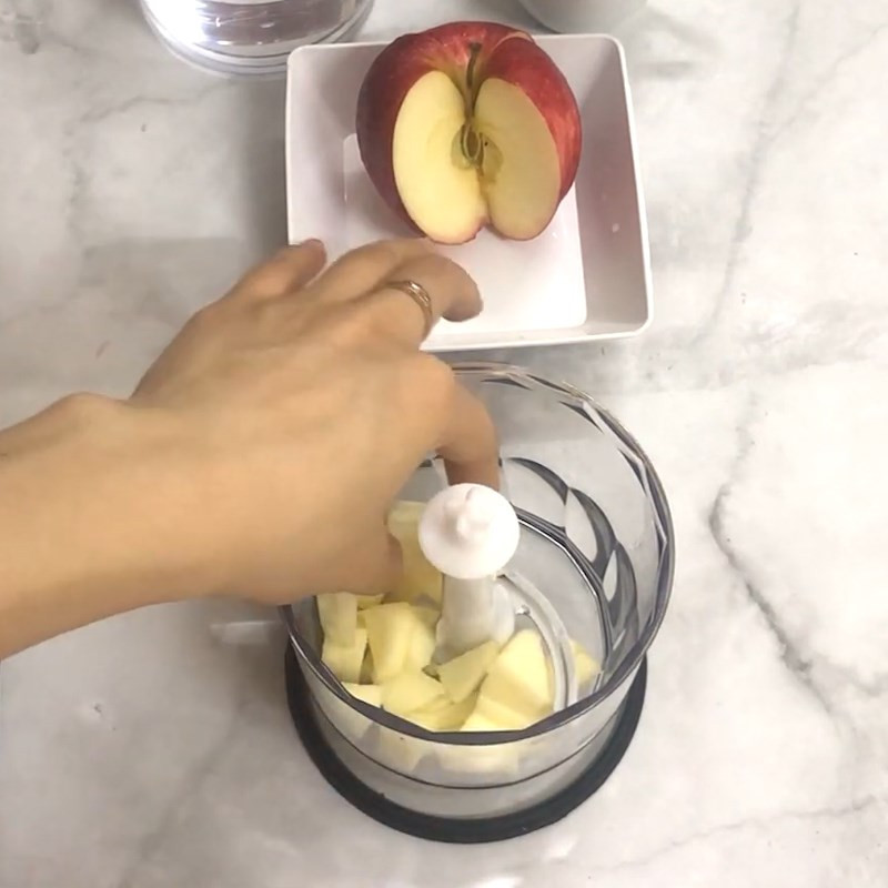 Táo xay nhuyễn mịn màng sẵn sàng thêm vào cháo bánh mì cho bé