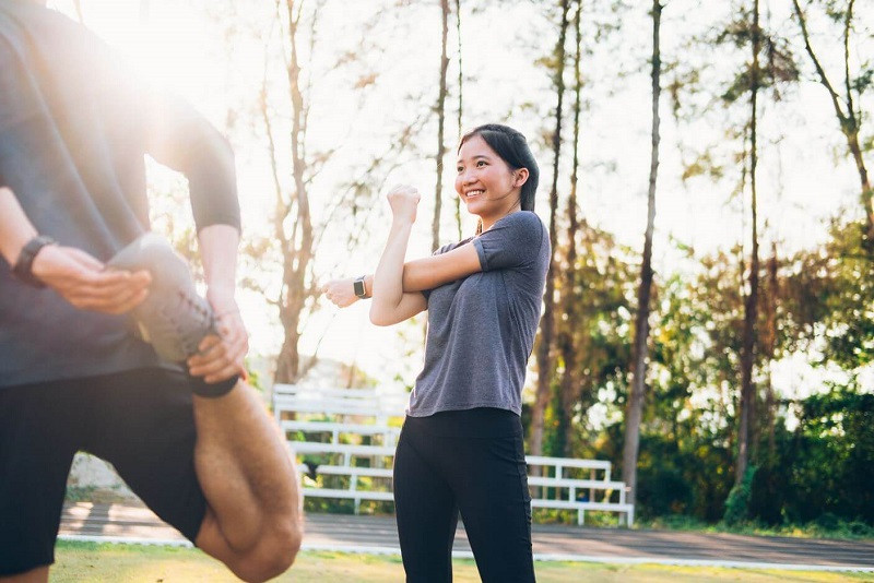 Tập thể dục thường xuyên giúp đốt cháy calo và kiểm soát cân nặng hiệu quả khi tiêu thụ kẹo dâu tằm