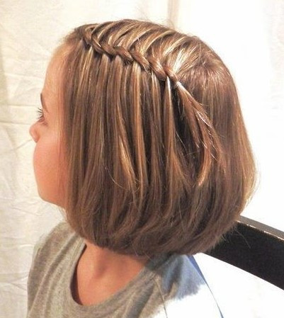 Tết tóc hai bên kiểu Pháp cho bé gái tóc ngang vai, mang vẻ cổ điển