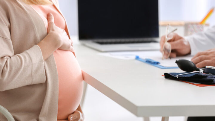 Thăm khám và nghe bác sĩ tư vấn để lựa chọn phương pháp kích thích chuyển dạ phù hợp