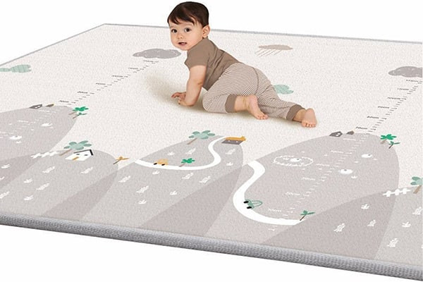 Thảm tập bò là quà đầy tháng cho bé trai vui nhộn, hỗ trợ vận động
