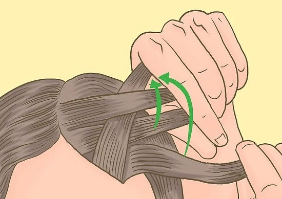 Thêm lọn tóc mới từ phía trước khi tết tóc kiểu Pháp cho bé gái tóc ngang vai