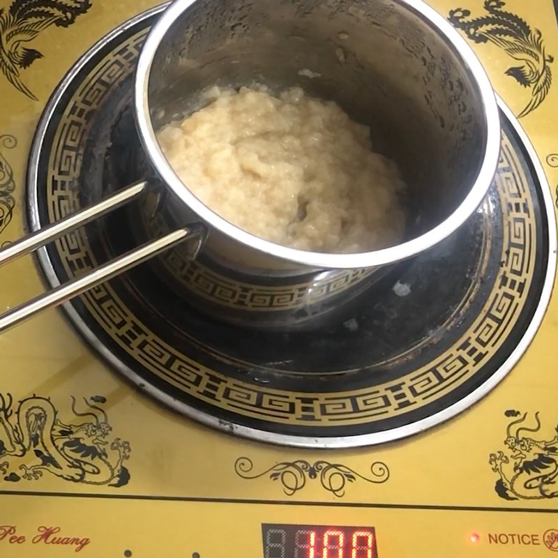 Thêm táo xay nhuyễn vào nồi cháo bánh mì đang nấu để tăng hương vị