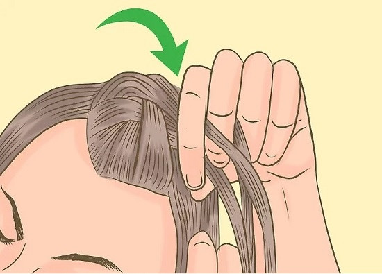 Thêm tóc từ đỉnh đầu vào lọn tết, duy trì độ đều đặn của bím tóc