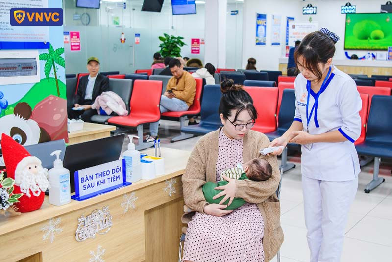 Theo dõi sức khỏe ít nhất 30 phút tại VNVC sau khi tiêm