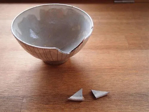 Theo kinh nghiệm dân gian chia sẻ bà bầu không nên ăn tô, chén bị mẻ