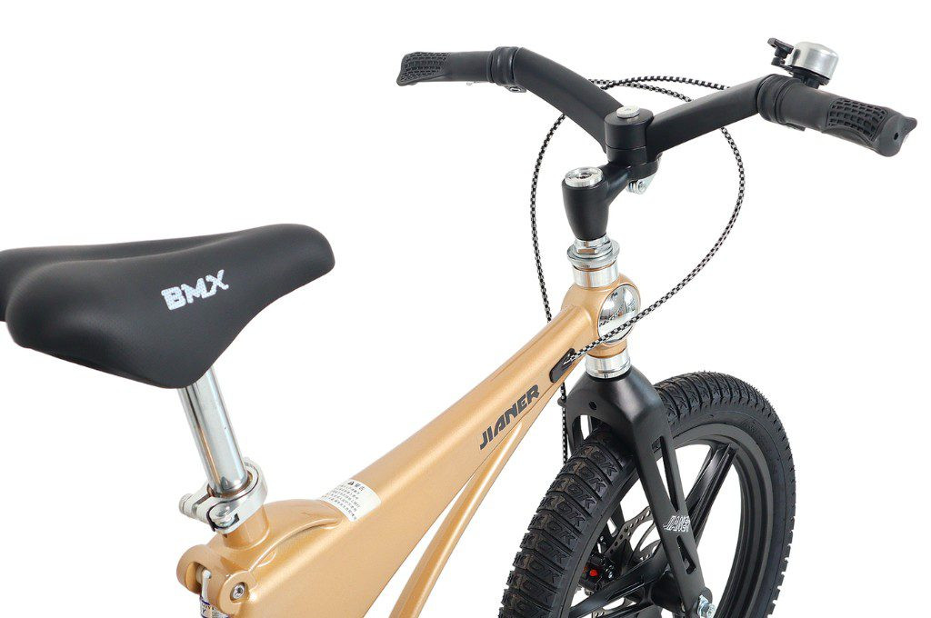 Thiết kế khung xe đạp nhẹ nhàng và chắc chắn, lý tưởng cho bé trai 4 5 tuổi dễ dàng điều khiển.