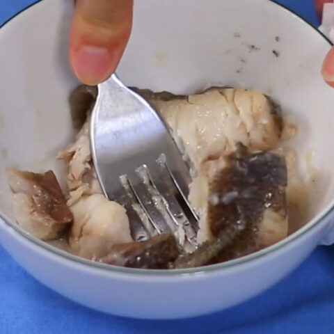 Thịt cá bớp nghiền mịn cho bé ăn dặm