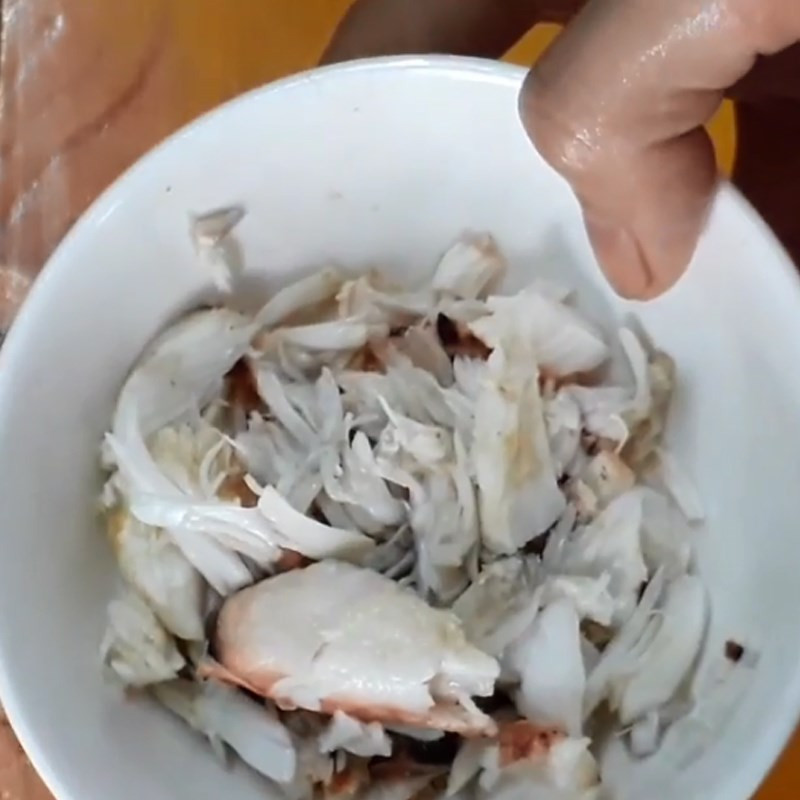 Thịt cua biển đã sơ chế và băm nhỏ để nấu cháo cua biển rau mồng tơi cho bé