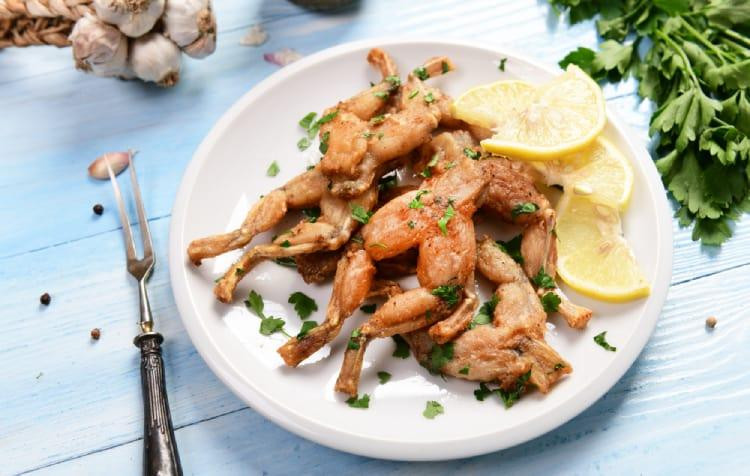 Thịt ếch tươi giàu protein và khoáng chất, đóng góp vào sự phát triển khỏe mạnh của trẻ.
