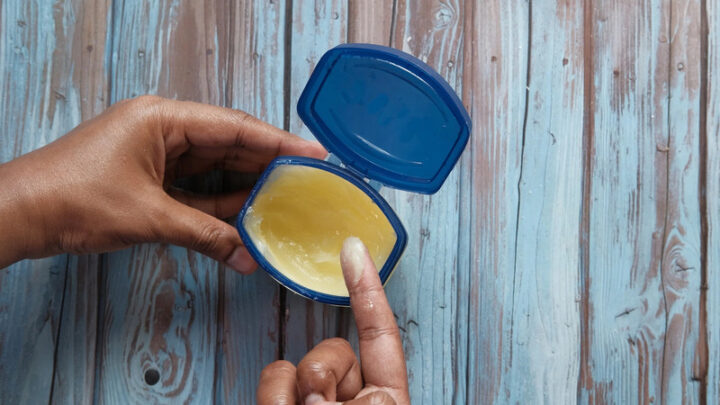 Thoa một lượng Vaseline vừa đủ lên mặt giúp tránh bít tắc lỗ chân lông, đảm bảo việc Vaseline có bôi mặt được không an toàn.