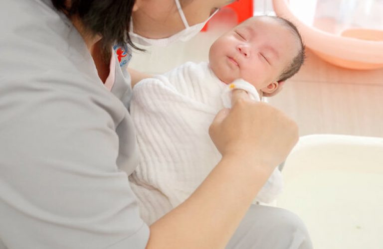 Cách Tắm Cho Bé Sơ Sinh Tại Nhà An Toàn, Đúng Chuẩn Khoa Học
