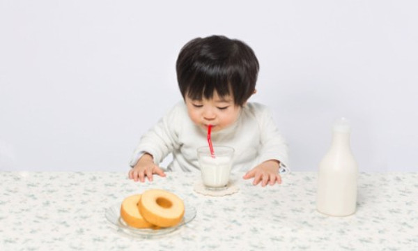 Thời điểm và liều lượng sữa tươi phù hợp cho bé