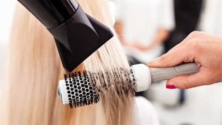 Di chuyển máy sấy và lược cùng lúc để làm thẳng tóc bằng máy sấy