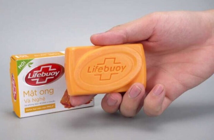 Thỏi xà phòng Lifebuoy đang được sử dụng, biểu thị tính mài mòn và không phù hợp cho da mặt