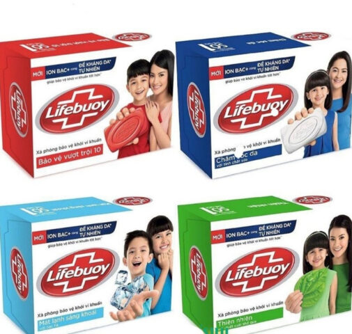 Thỏi xà phòng Lifebuoy màu đỏ trên tay, minh họa câu hỏi xà phòng Lifebuoy có rửa mặt được không