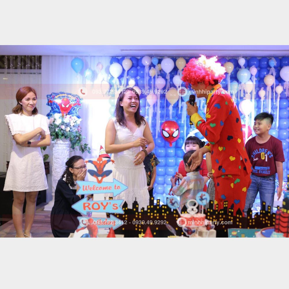 Tiệc thôi nôi đầy ắp tiếng cười với chú hề hoạt náo dẫn chương trình