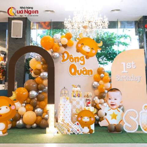 Tiệc thôi nôi trang trí theo chủ đề thế giới động vật với nhiều phụ kiện ngộ nghĩnh, phù hợp cho bé trai.