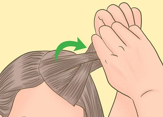 Tiếp tục tết lọn tóc bên trong vào giữa, tạo mắt xích đầu tiên cho tóc tết ngang vai