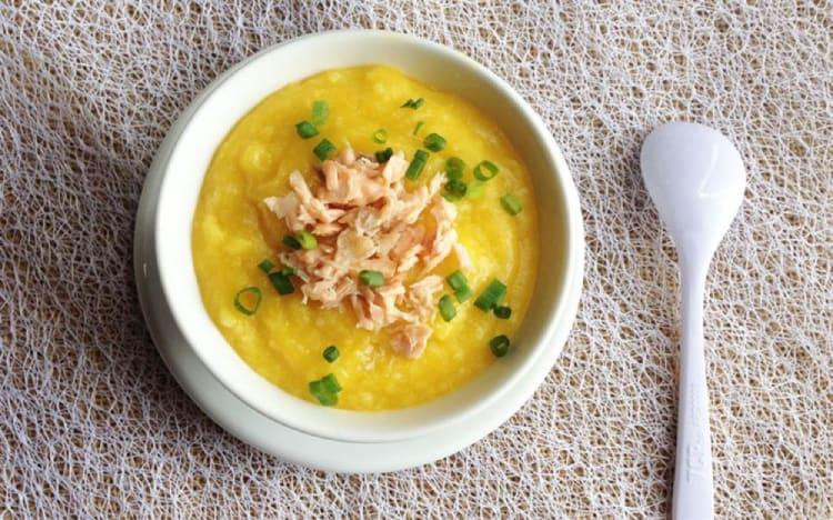 Tô cháo ếch bí đỏ hấp dẫn, giàu vitamin và khoáng chất cho sự phát triển của bé.